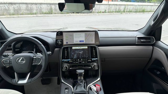 Lexus LX 600 — фото 18 из 27